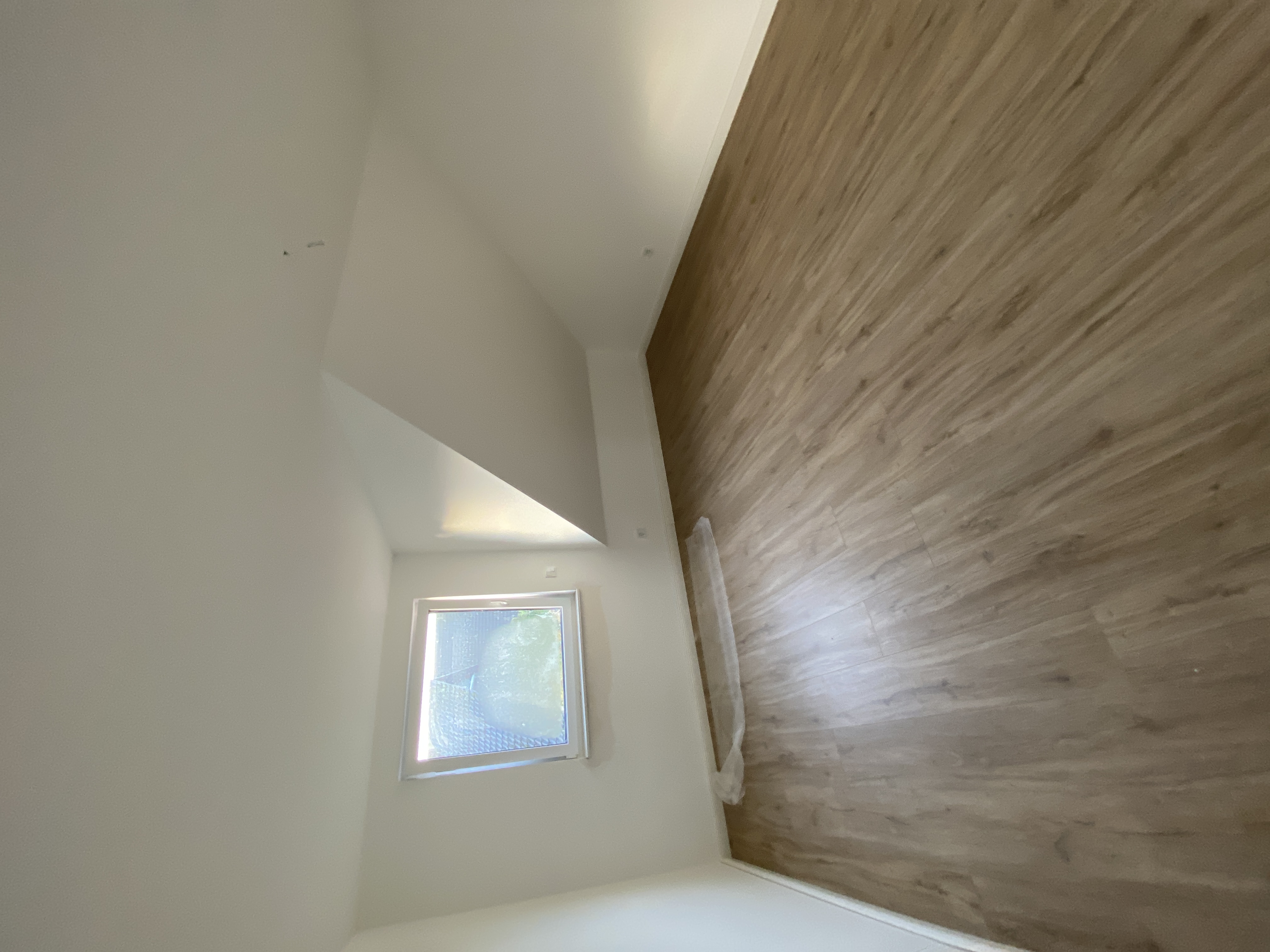Dachgeschoss renoviert – neuer Vinylboden und weiße Wände