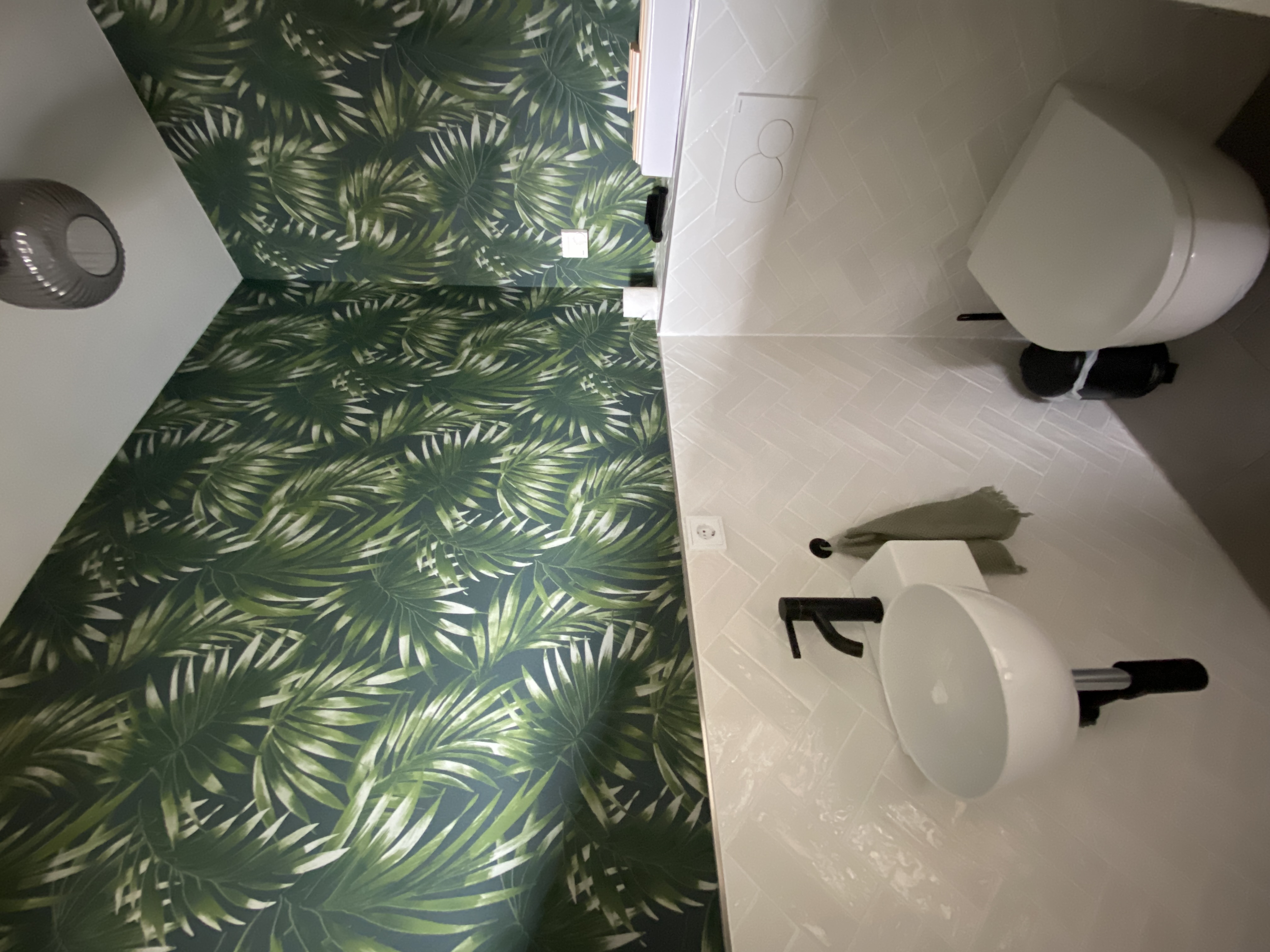 Tapetenarbeiten – Dschungel-Tapete Gäste-WC