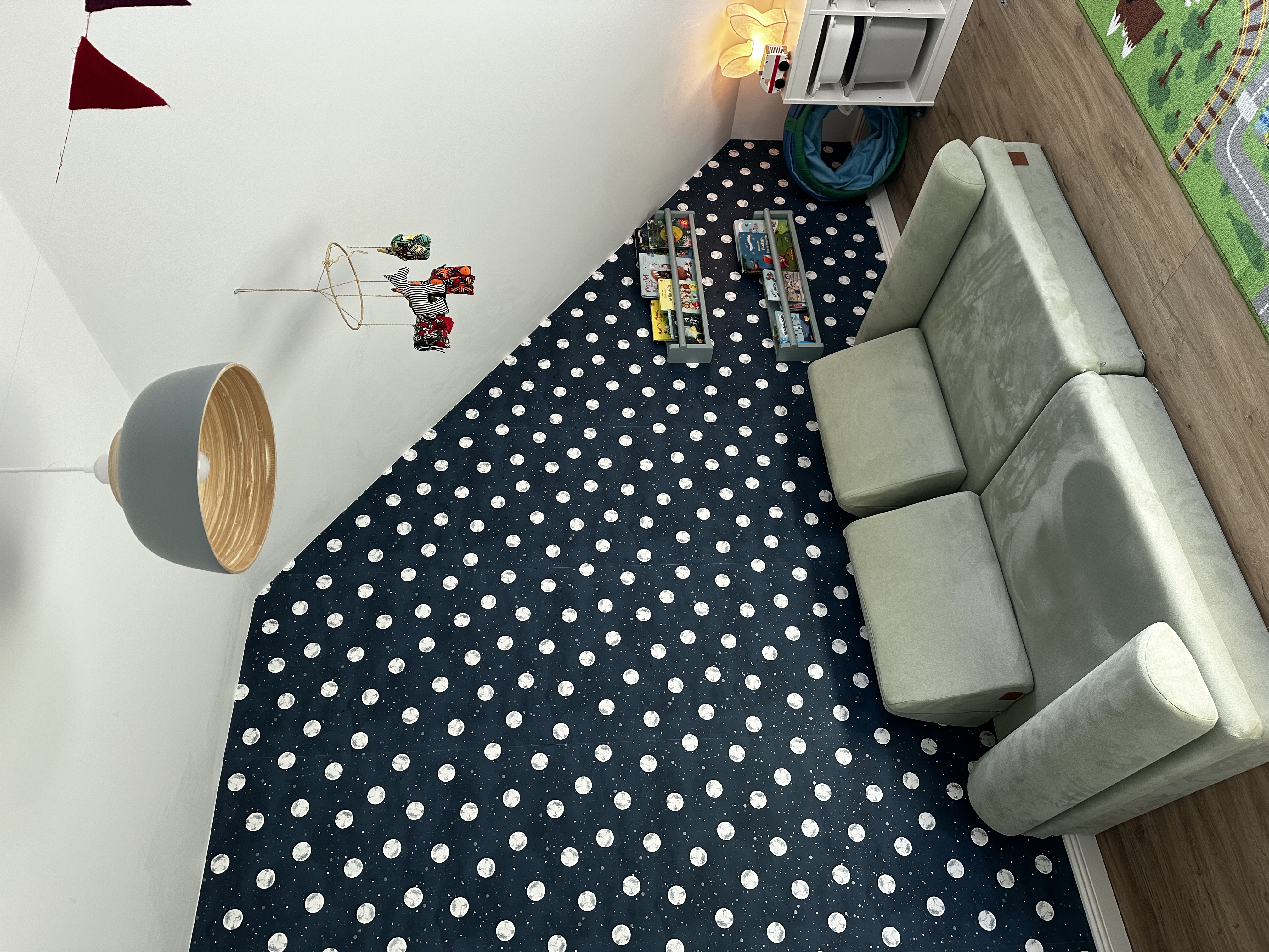 Kinderzimmer dunkelblaue Mond-Tapete